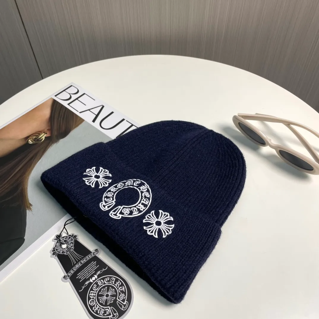 P60 🤍Chrome hearts new autumn and winter cross knitted hat🧶 One of the must-have hats in autumn and winter~ It really looks good on whoever wears it~, it is also a perfect match in black and white and gray in autumn~